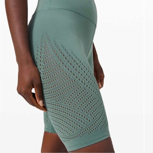 Lululemon Reveal HR Short in Digital Rain Size 10 - Picture 8 of 10